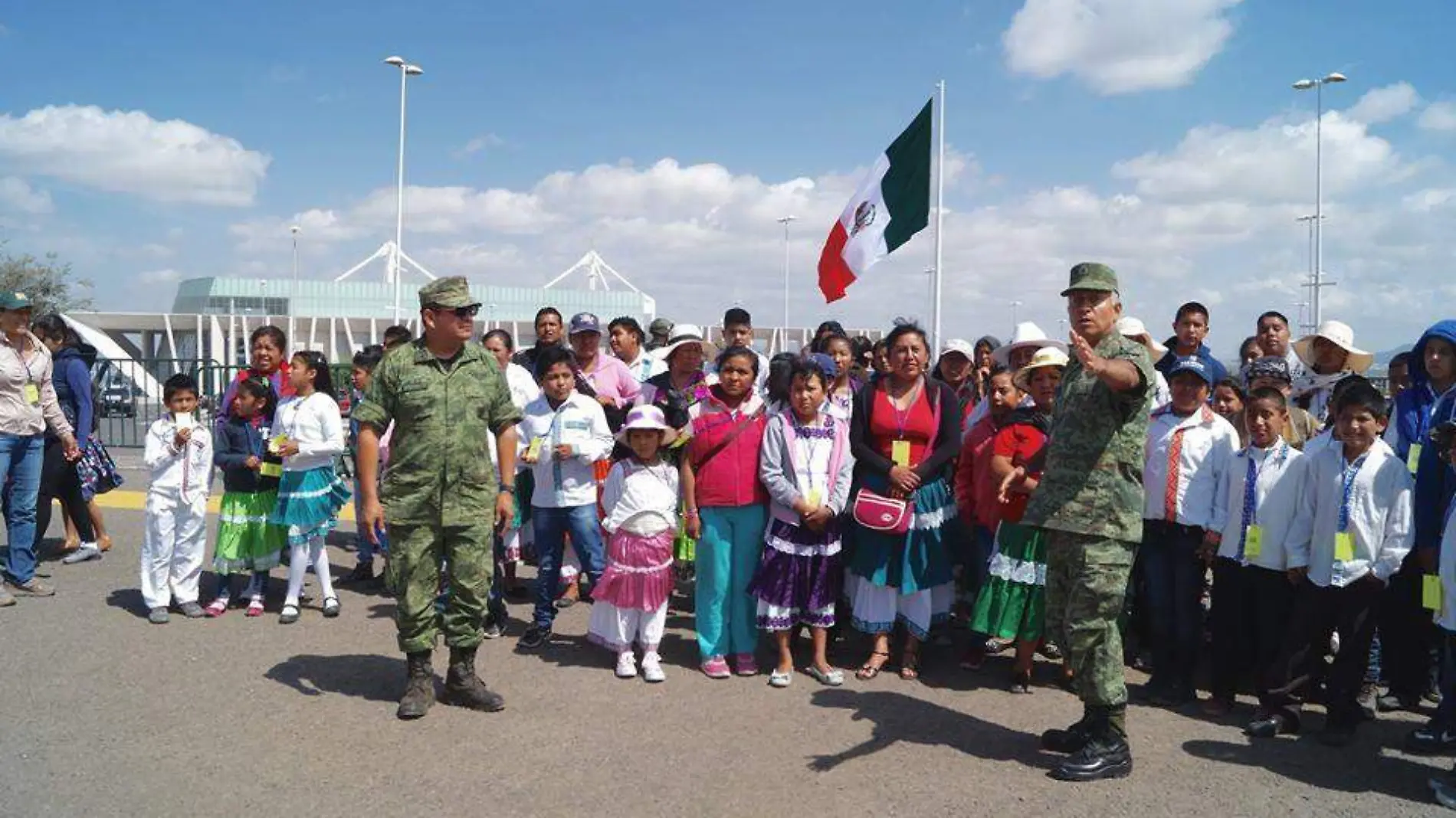 Niños de la zona indígena de San Ildefonso Tultepec acudieron a la exposición “fuerzas armadas… pasión por servir a México”.